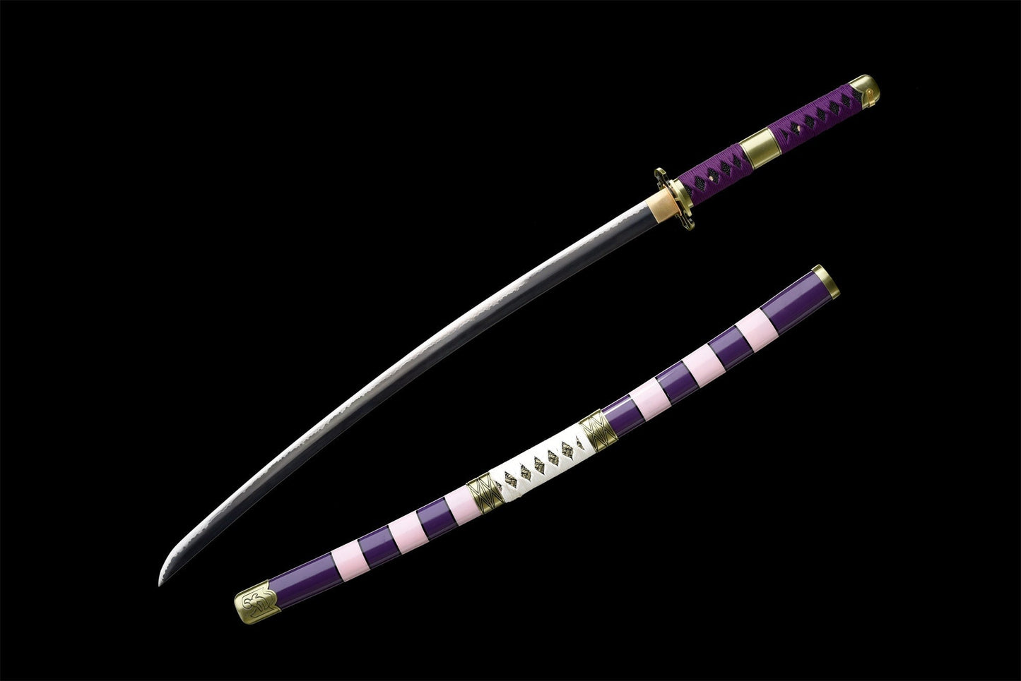 Vista completa dall'alto della katana Nidai Kitetsu sguainata - lama in acciaio al carbonio e tsuka viola