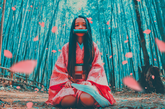 Nezuko Kamado seduta in una foresta di bambù nebbiosa con occhi rosa luminosi e petali di sakura