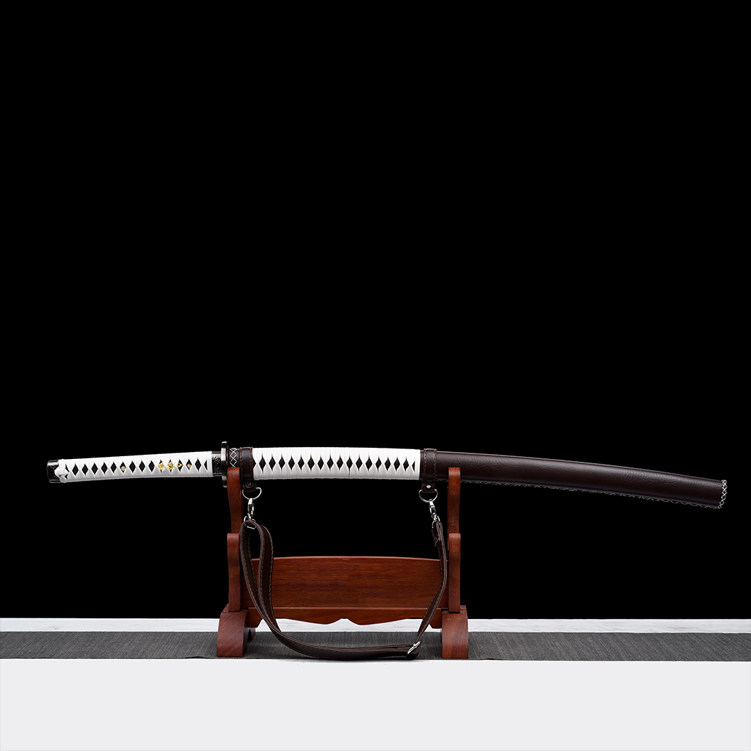 Vista completa orizzontale della Katana di Michonne su supporto tradizionale in legno con cinghie in pelle e fodero marrone scuro