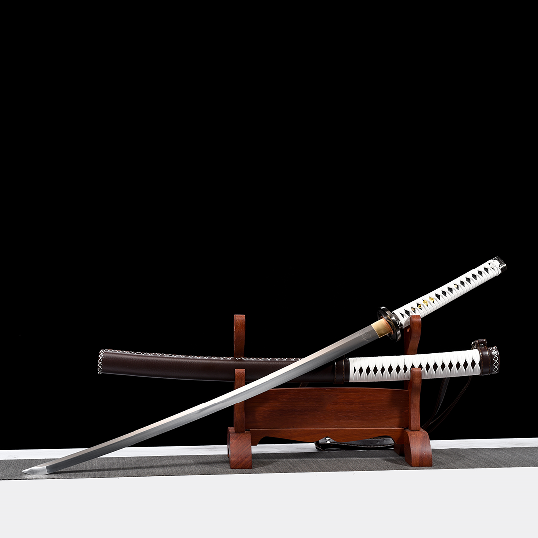 Katana di Michonne con impugnatura a motivo diamante bianco esposta su supporto in legno con fodero in pelle marrone