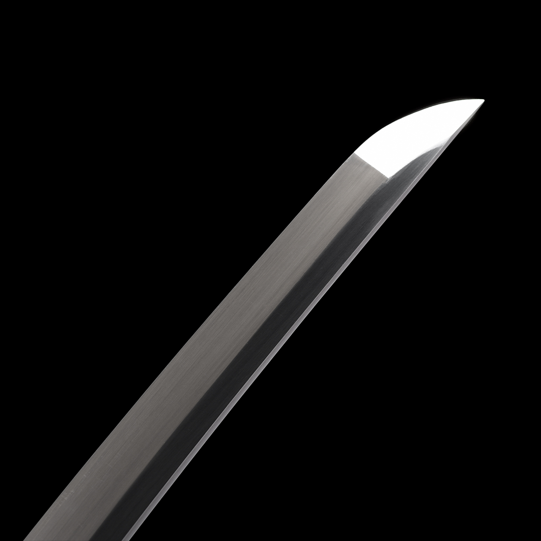 Primo piano della punta della lama (kissaki) della Katana di Michonne con superficie in acciaio lucidato