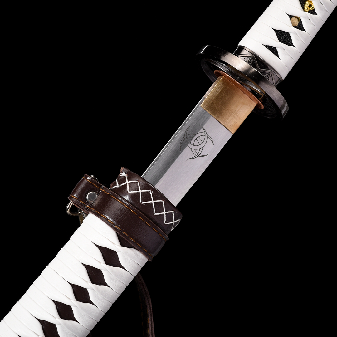 Katana di Michonne parzialmente estratta dal fodero mostrando l'incisione triple-tomoe sulla lama, tsuba in bronzo e cinghia in pelle marrone