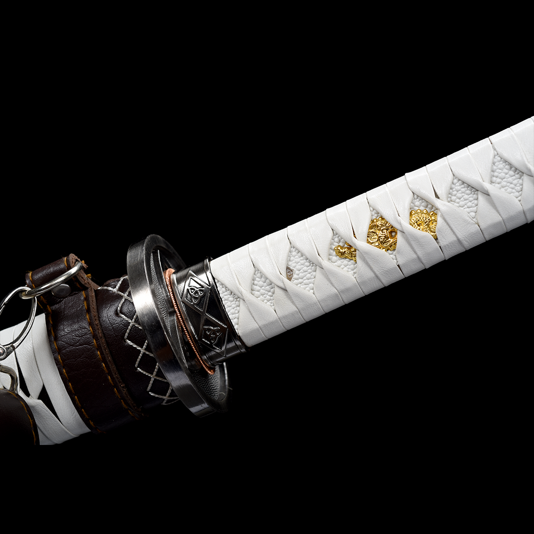 Impugnatura bianca della Katana di Michonne con ornamenti dorati, tsuba in metallo scuro, fodero in pelle marrone con cuciture decorative