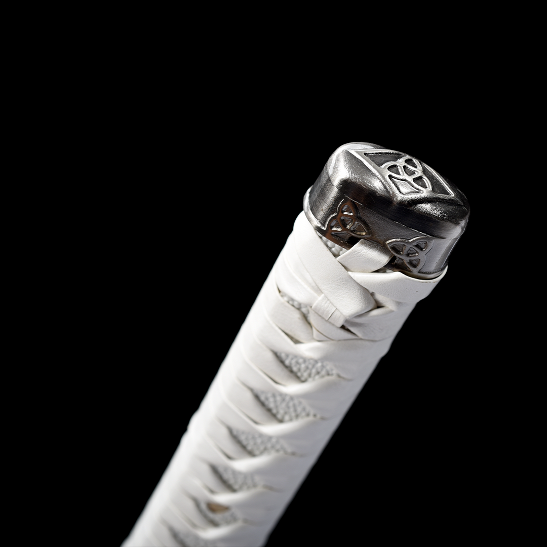 Dettaglio del manico della Katana di Michonne con avvolgimento in pelle bianca e cappuccio del pomello argentato con design triquetra celtico