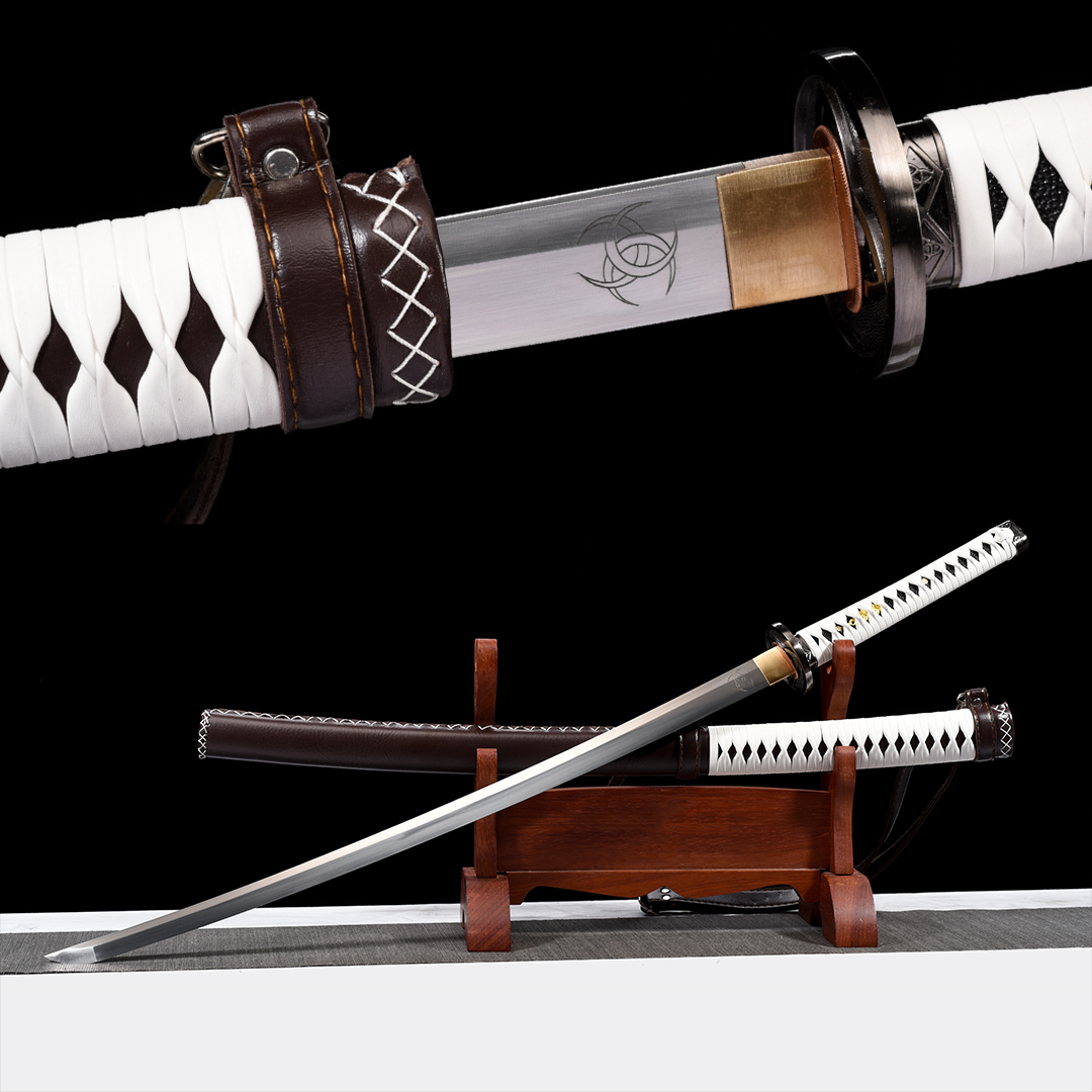 Katana di Michonne con lama in acciaio lucidato, impugnatura bianca a motivo diamante, habaki in ottone e fodero in pelle marrone su espositore in legno