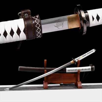 Katana di Michonne con lama in acciaio lucidato, impugnatura bianca a motivo diamante, habaki in ottone e fodero in pelle marrone su espositore in legno