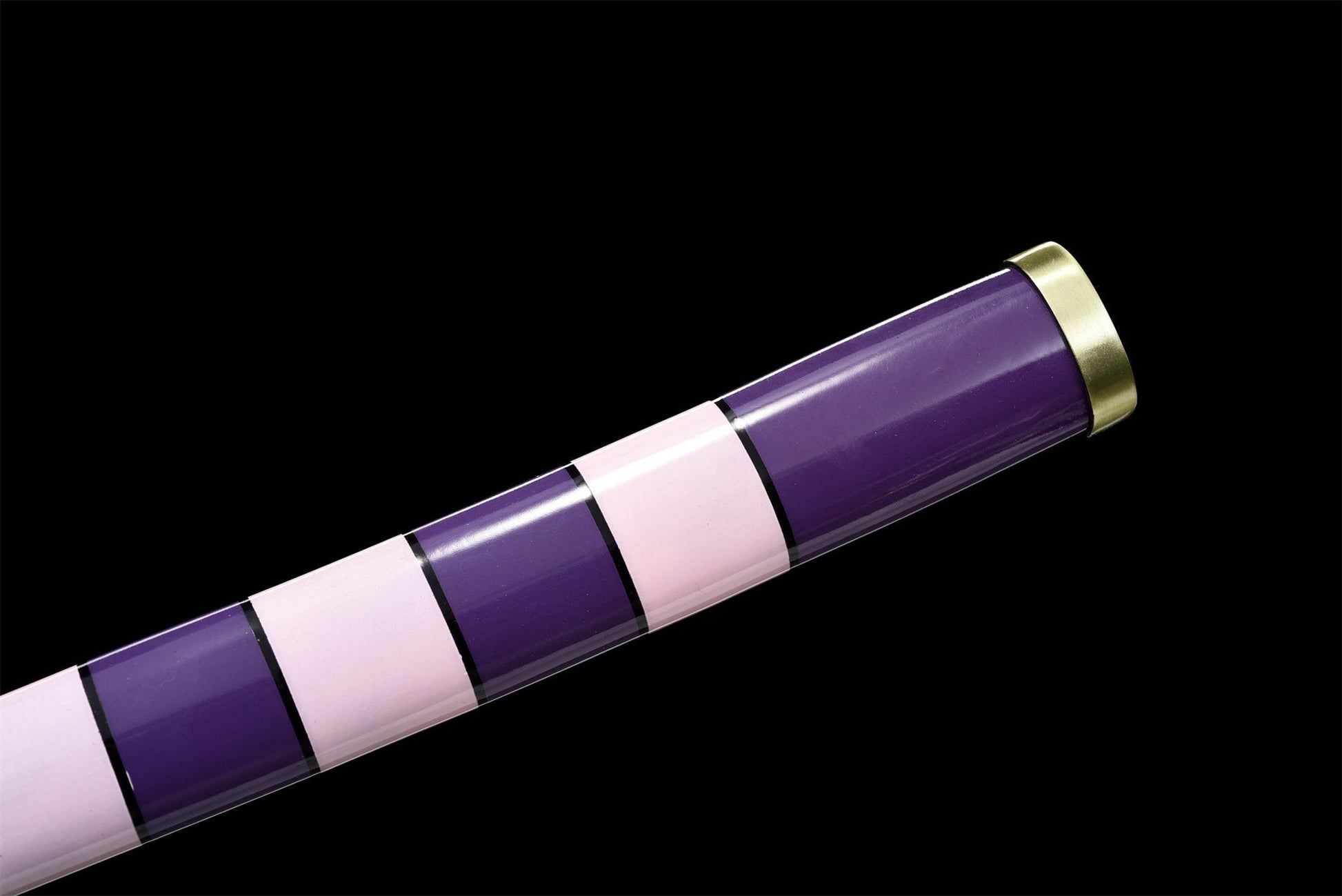 Vista finale della tsuka - avvolgimento viola con pelle di razza sintetica e menuki dorati