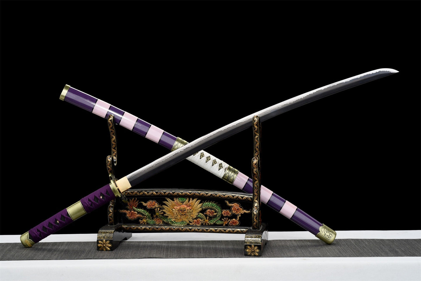 Vista laterale della katana Nidai Kitetsu su supporto - spada completa con tsuka viola e saya nera