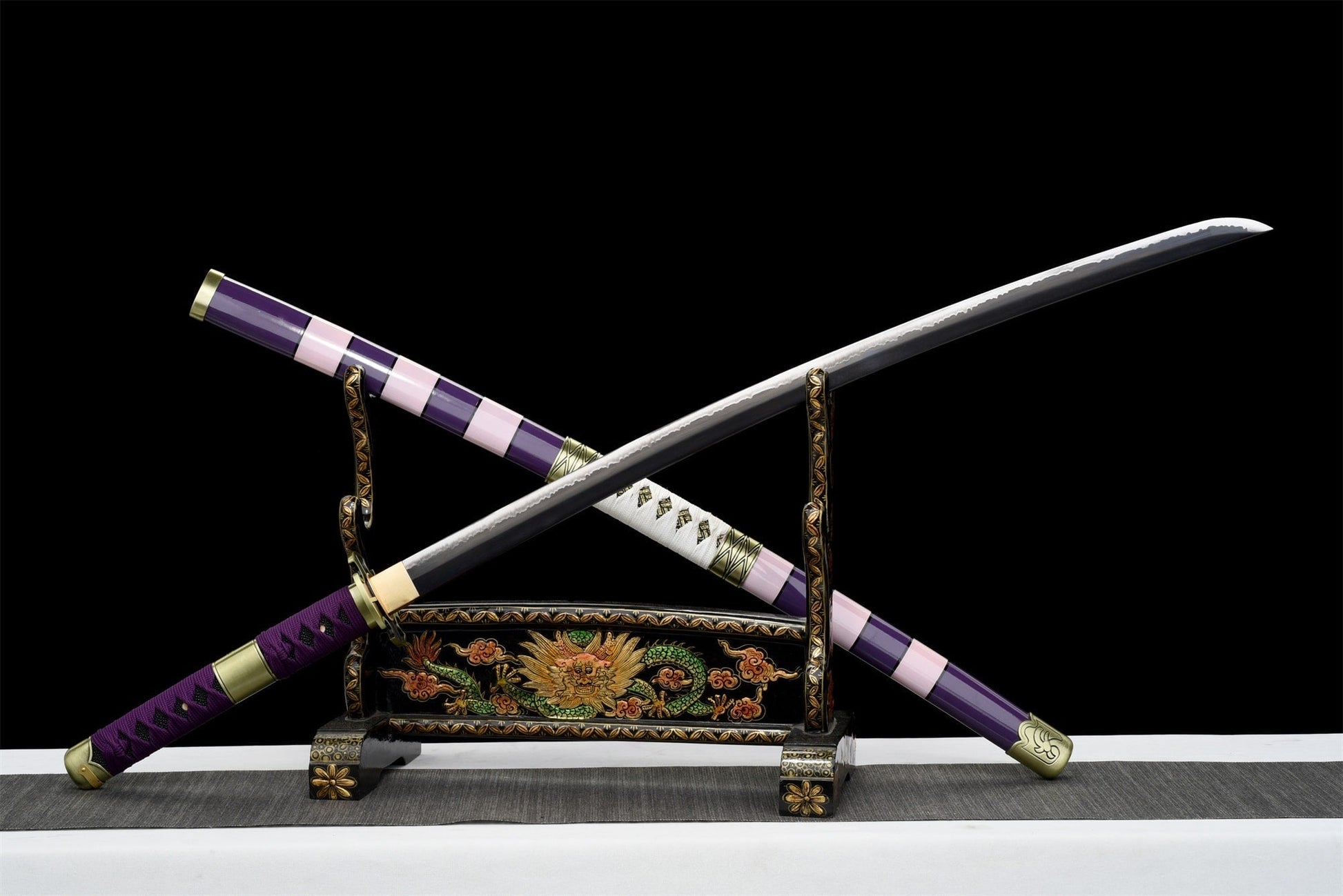 Vista laterale della katana Nidai Kitetsu su supporto - spada completa con tsuka viola e saya nera