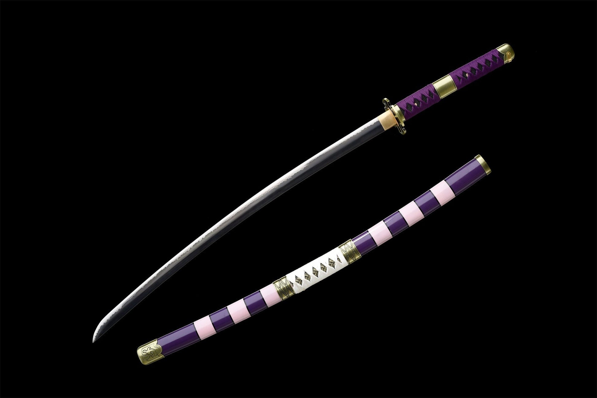 Vista completa dall'alto della katana Nidai Kitetsu sguainata - lama in acciaio al carbonio e tsuka viola