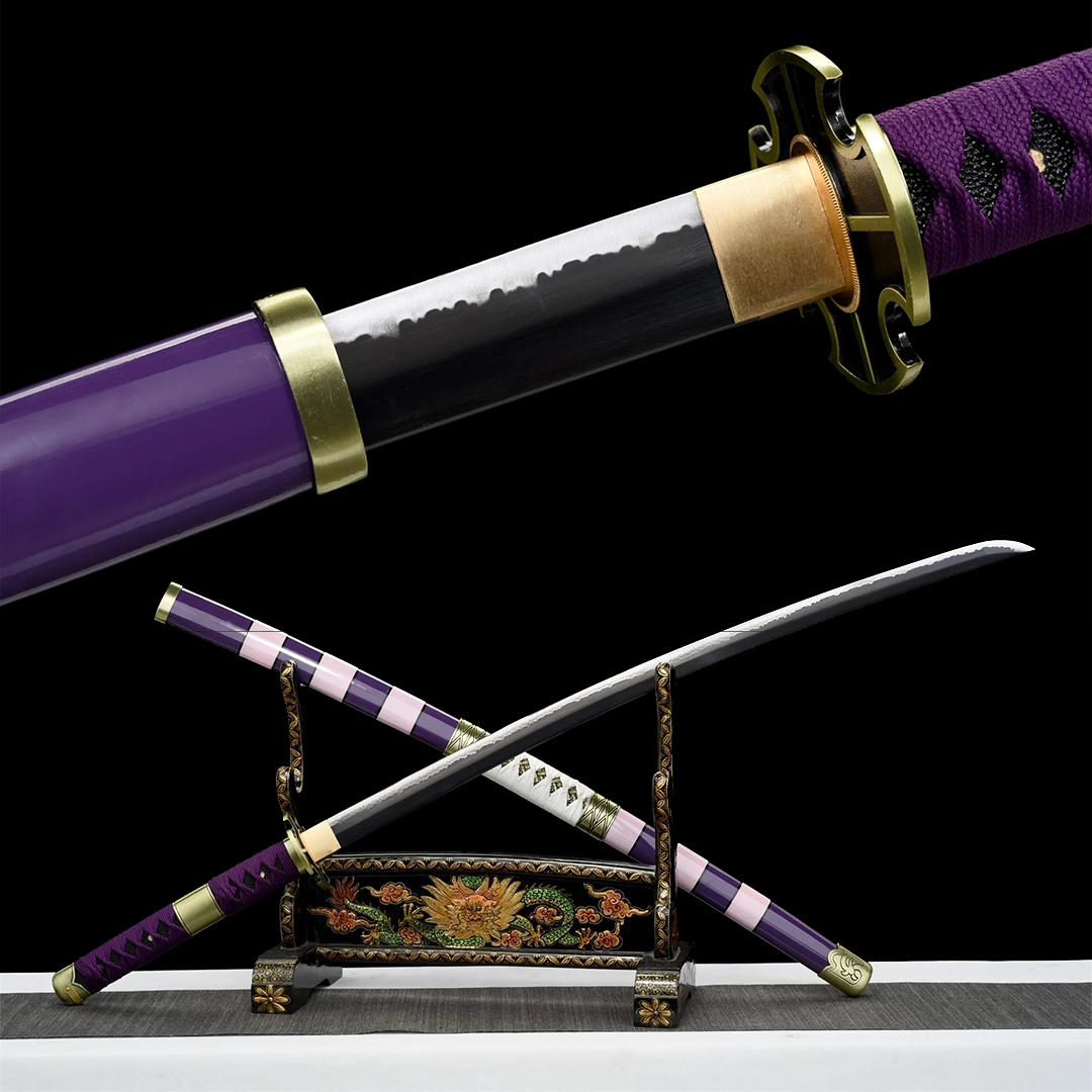 Primo piano della katana Nidai Kitetsu con impugnatura viola e tsuba in ferro - lama in acciaio al carbonio forgiata a mano