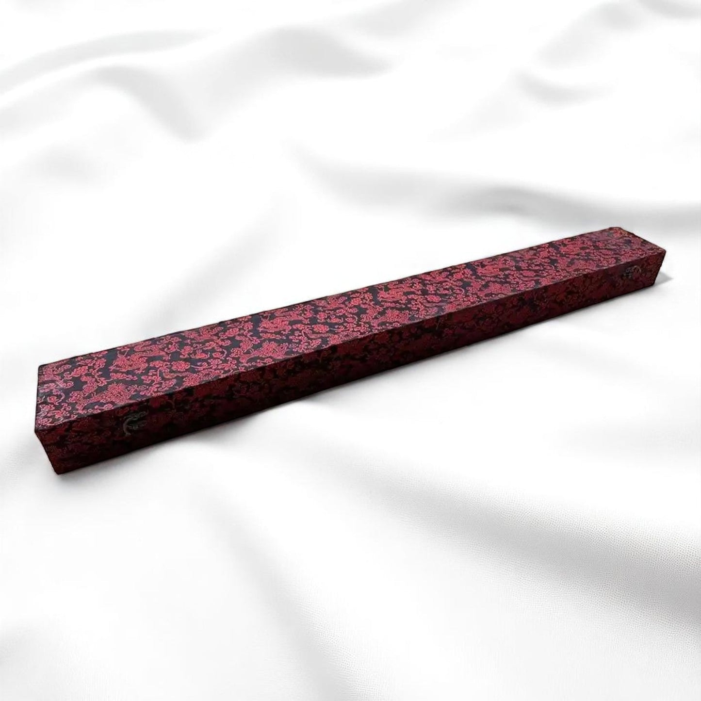 Scatola Regalo per Katana in Broccato Rosso – Motivi Floreali Neri