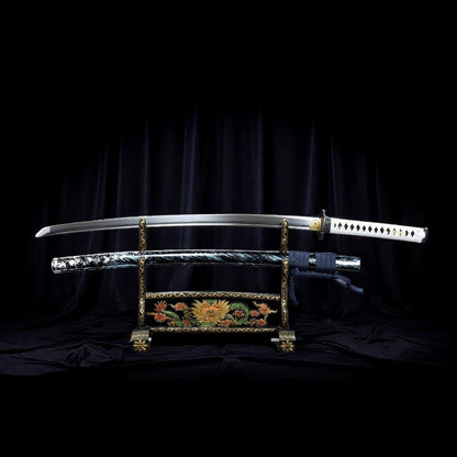 Riflesso sulla lama in acciaio al carbonio della Katana Jin Sakai
