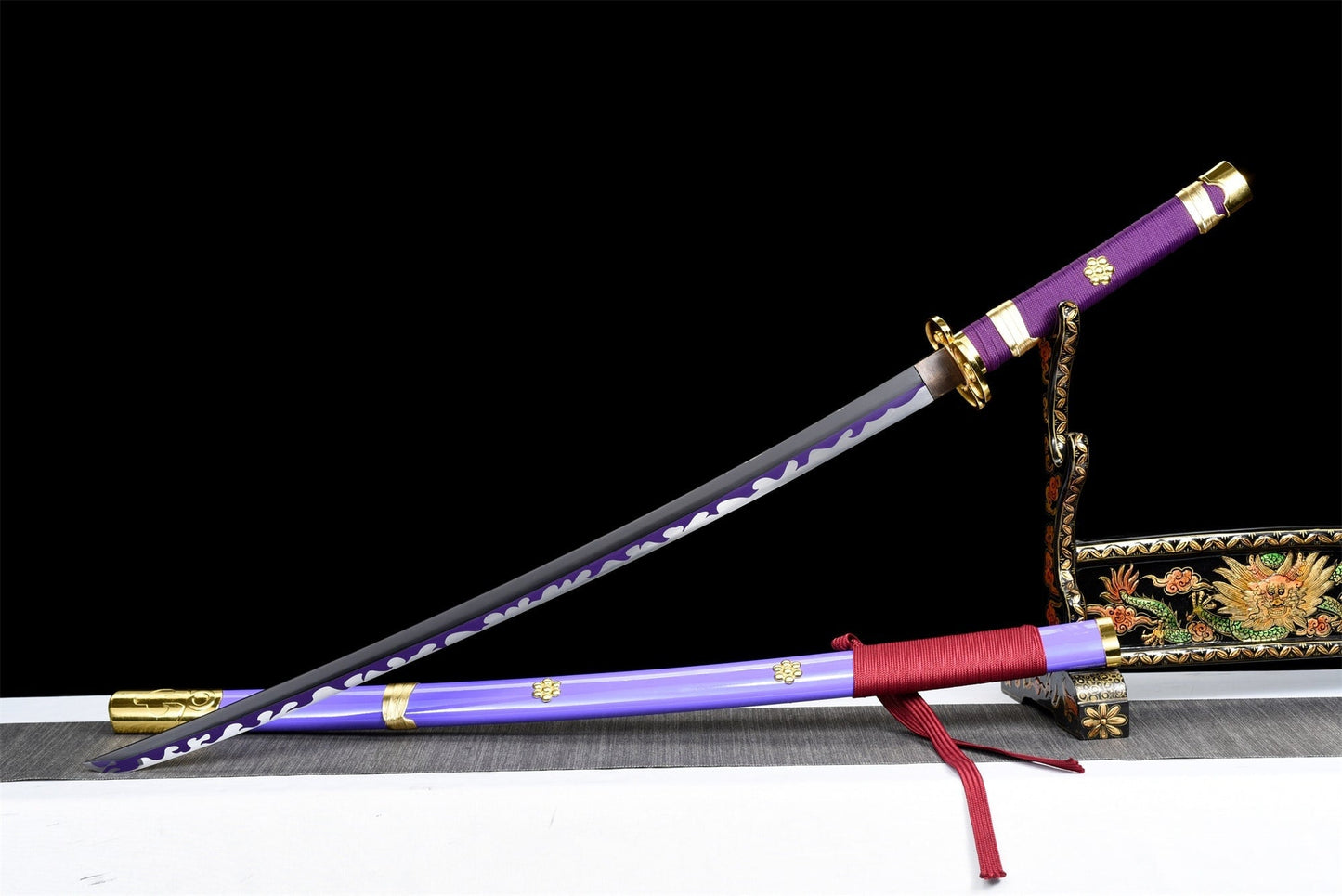 Vista completa della lama Enma estratta dal saya viola, replica One Piece