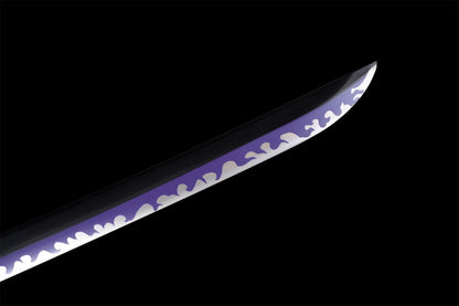 Primo piano dell'habaki della Katana Enma e lama vicino alla tsuba