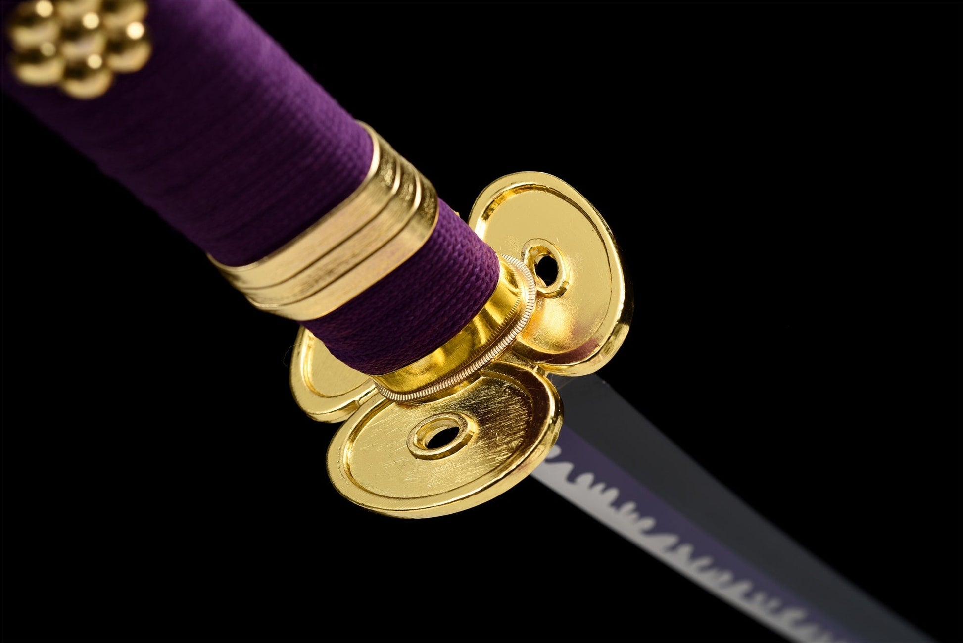 Dettaglio del kashira della Katana Enma sul manico avvolto nero
